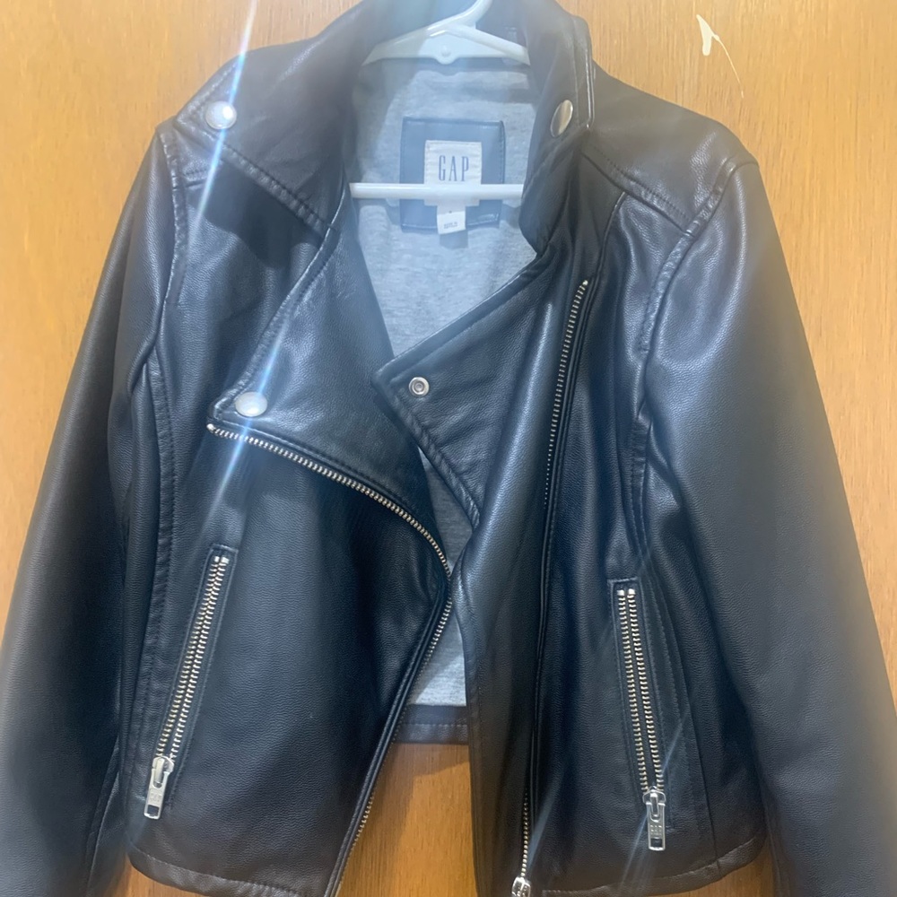 Kids size small leather jacket. Worn only 3 times.!